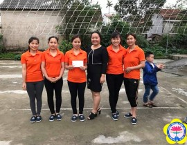 Cô Phạm Thị Hồng Lĩnh - PHT - CTCĐ trao giải nhất cho đội bóng chuyền nữ.