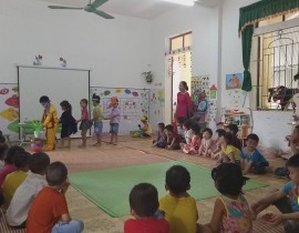 Trẻ tham gia đóng kịch " Nhổ củ cải" Lớp 4 tuổi B